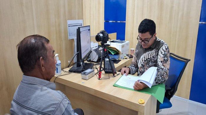 Petugas Imigrasi Ketapang melayani masyarakat